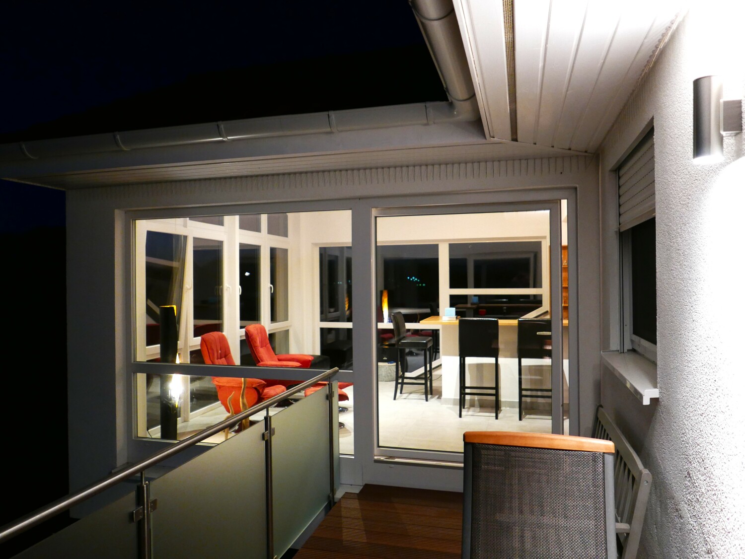 Balkon mit Blick zur Bar - OG.JPG