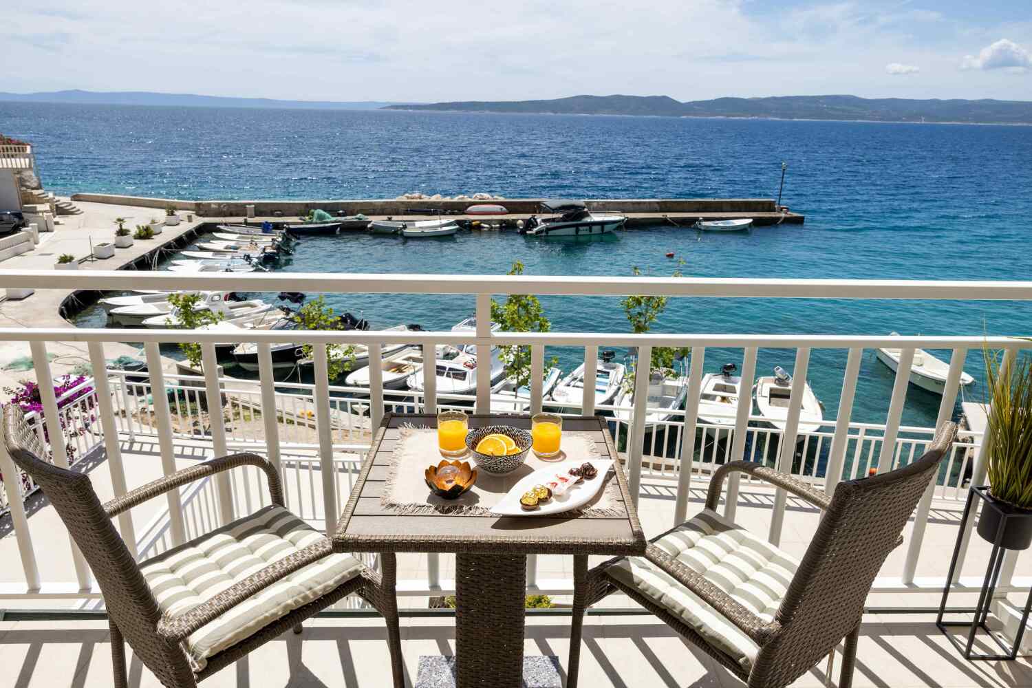 1_a22_balcony1_5 - tiny800kb.jpg