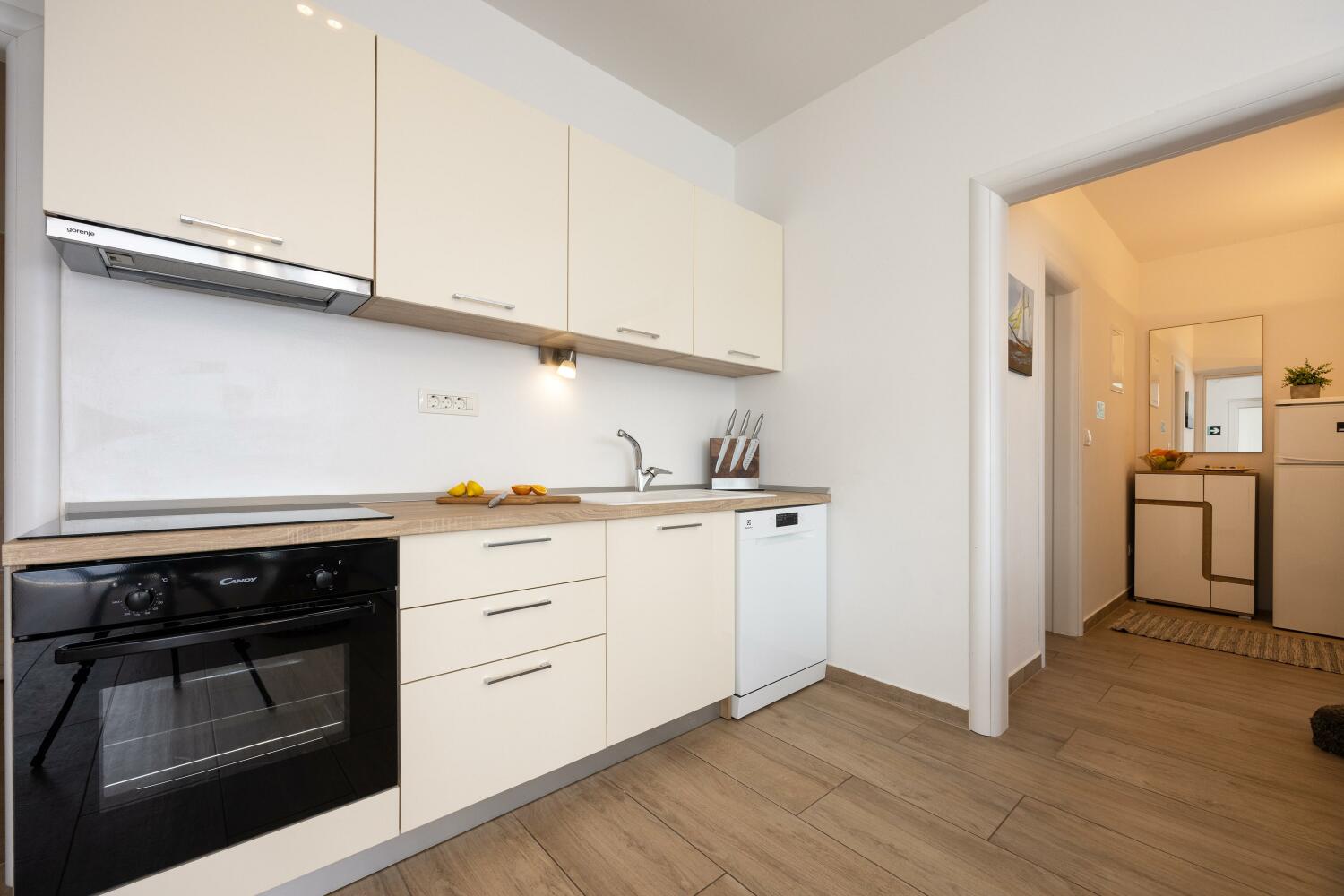 6_a42_kitchen1e - tiny800kb.jpg