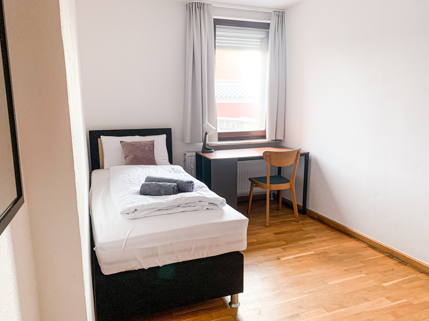 Zi.1 EG Bett und Arbeitsplatz.jpg