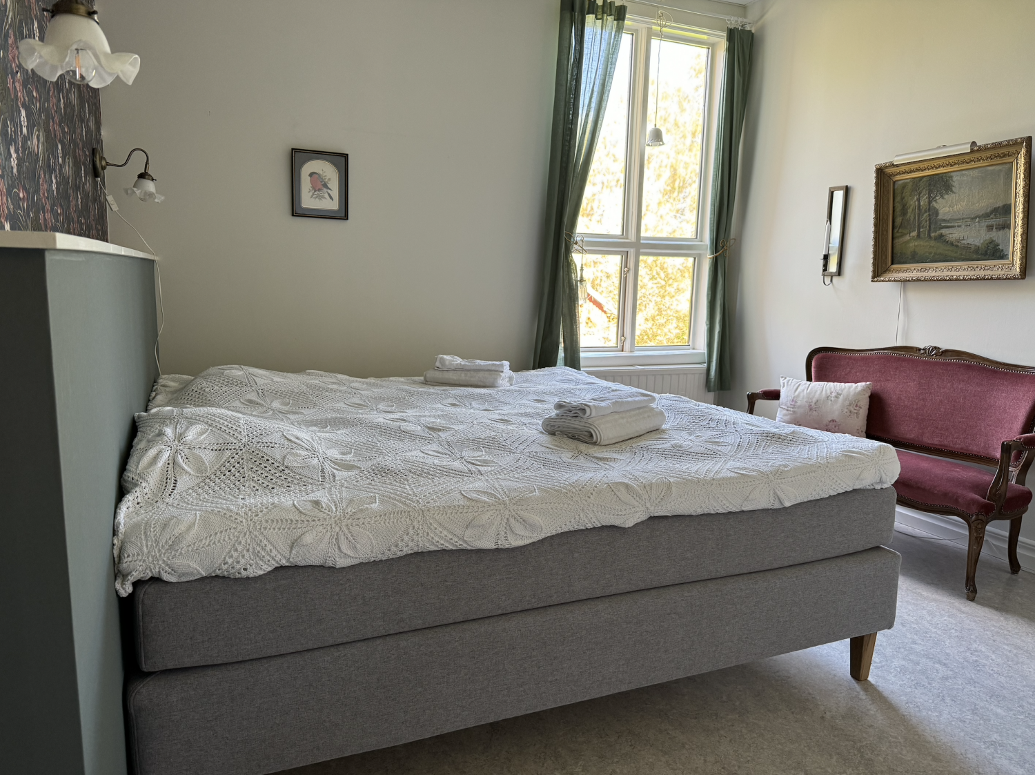 Animskogs Kyrkskola Apartment Lindeskog Master Bedroom 2 - Blick zum Fesnster.png