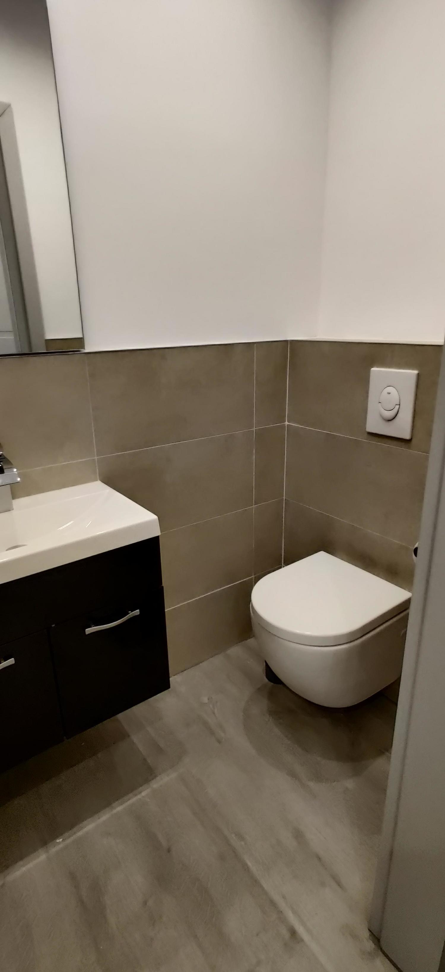 1.OG Badezimmer mit WC.jpg