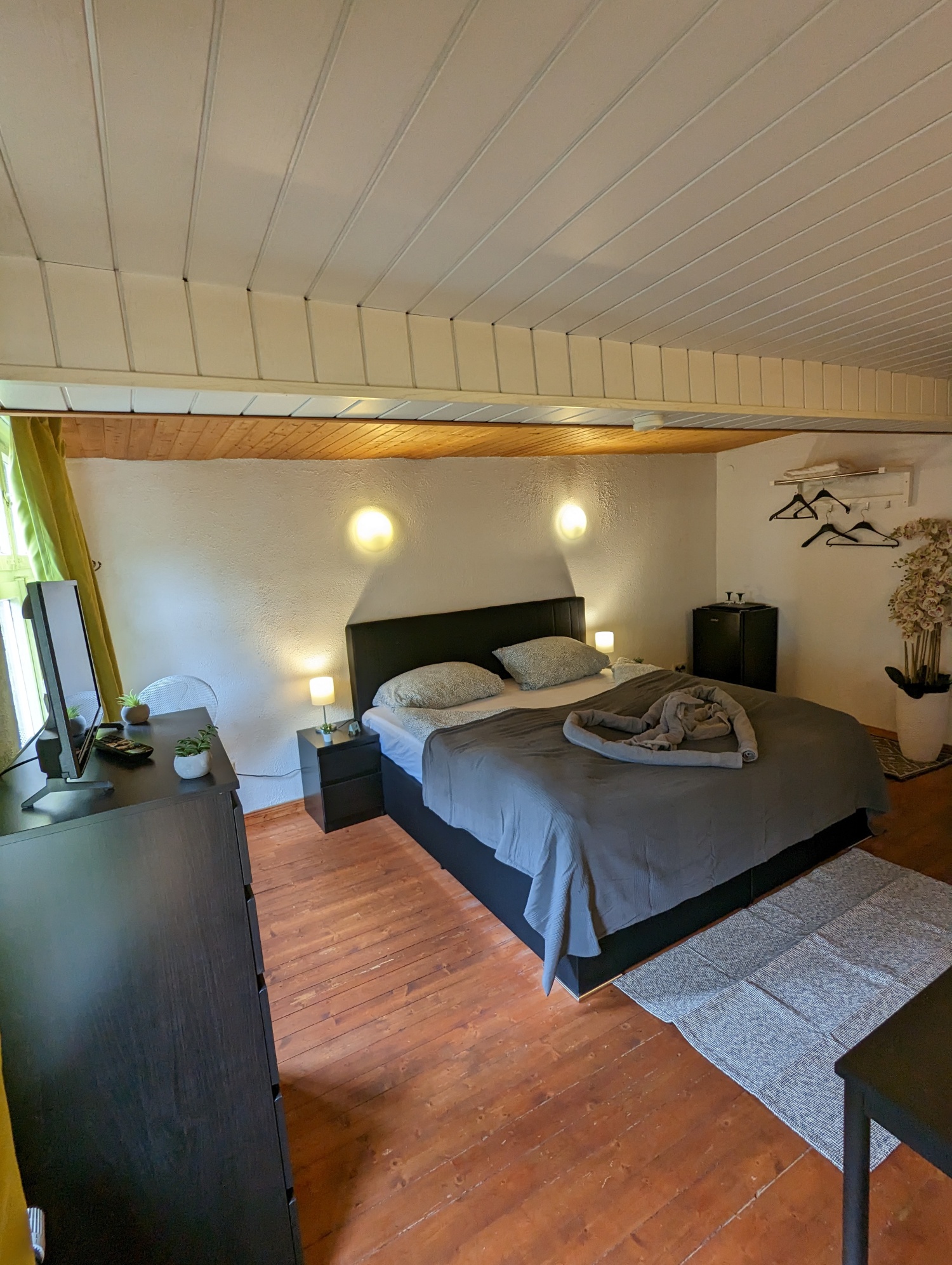 zi4 fenster bett diagonal.jpg