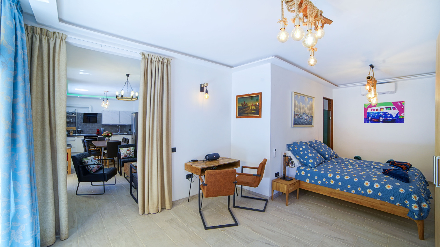 Schlafzimmer und Blick in Kueche.jpg