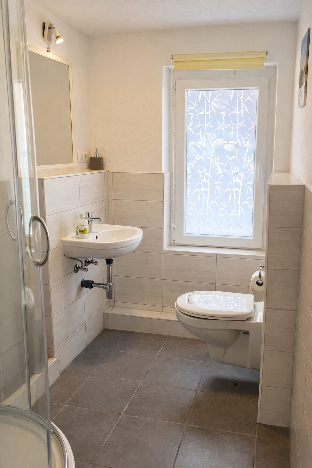 Helles Badezimmer mit modernen Details.png