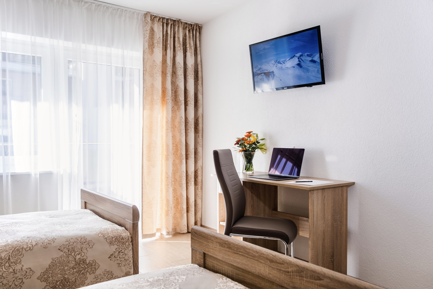 6 Büro Geschäftsreise Tisch Dienstreise Business Apartments Davydov Ferienwohnung Appartement Bad Hofgastein Gastein Salzburg.JPG