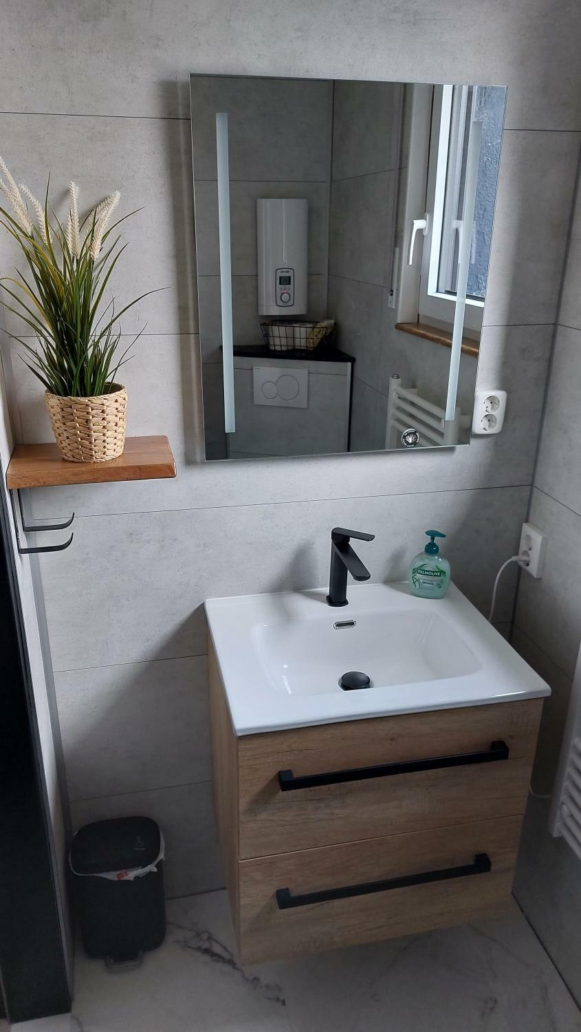 Fennies Hütte Bad.jpg