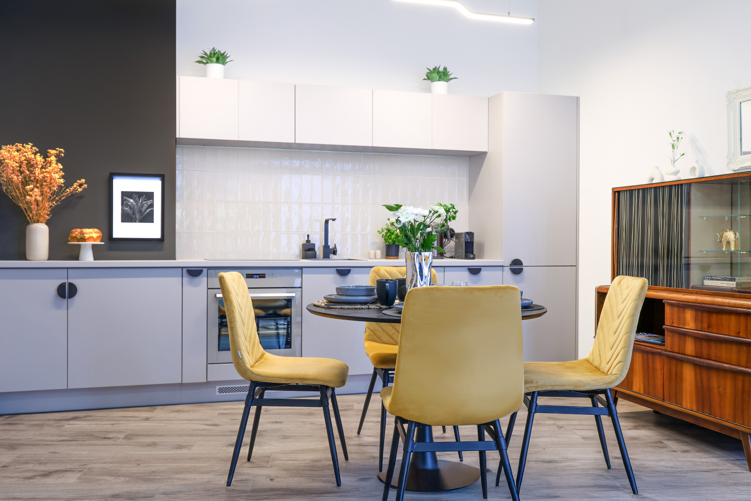 stół w mieszkaniu Łódć bookimg.jpg