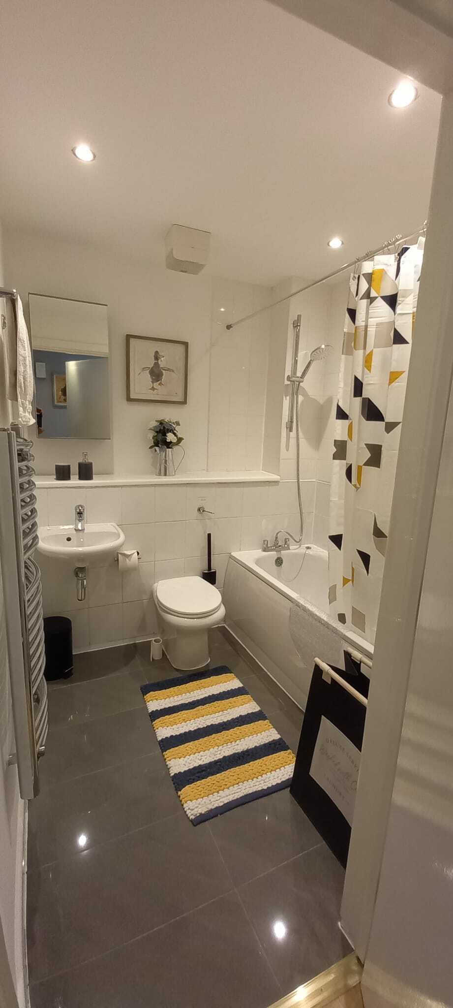 second bathroom off hallway.jpg