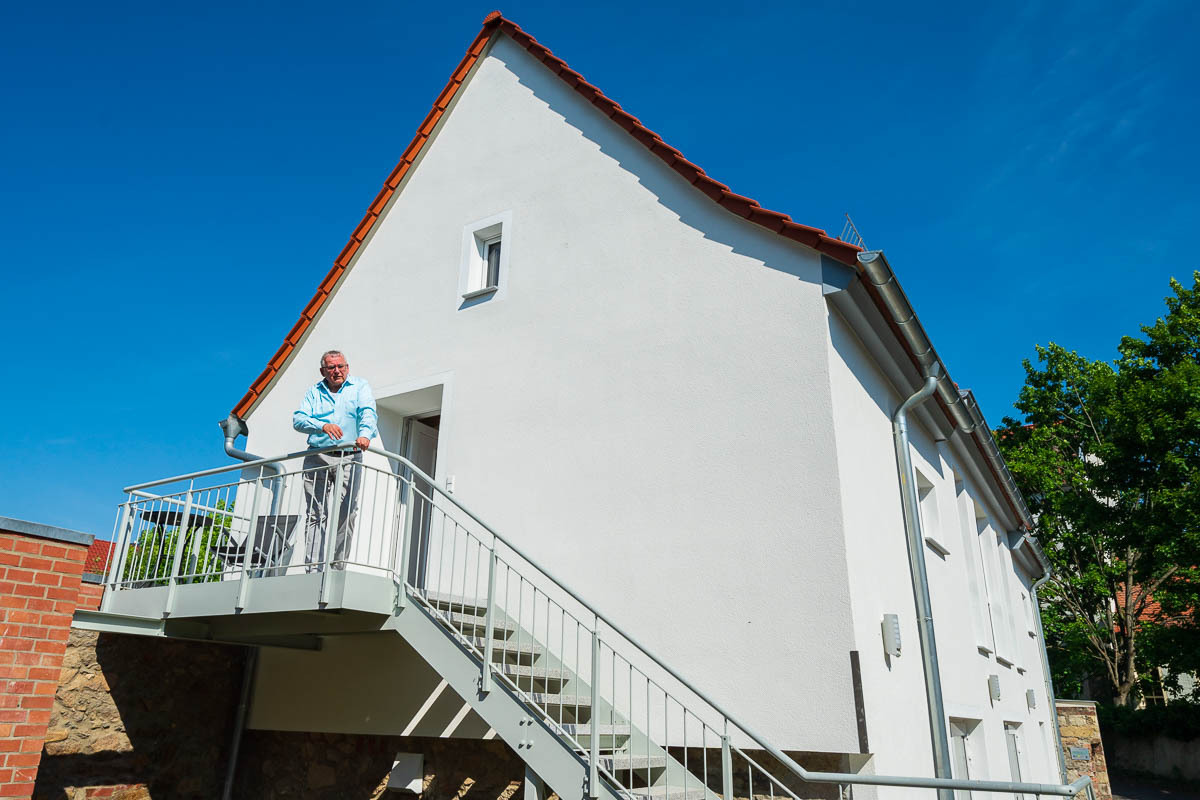 (6) Südseite mit Wohnungseingang und Hausherr.jpg