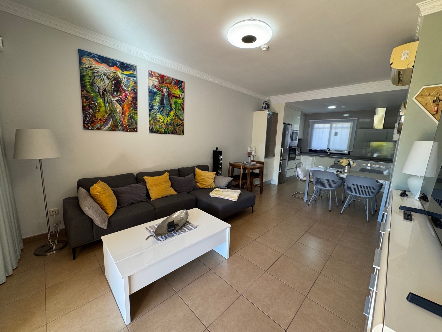 44 - Wohnzimmer Küche von Terrasse.jpeg