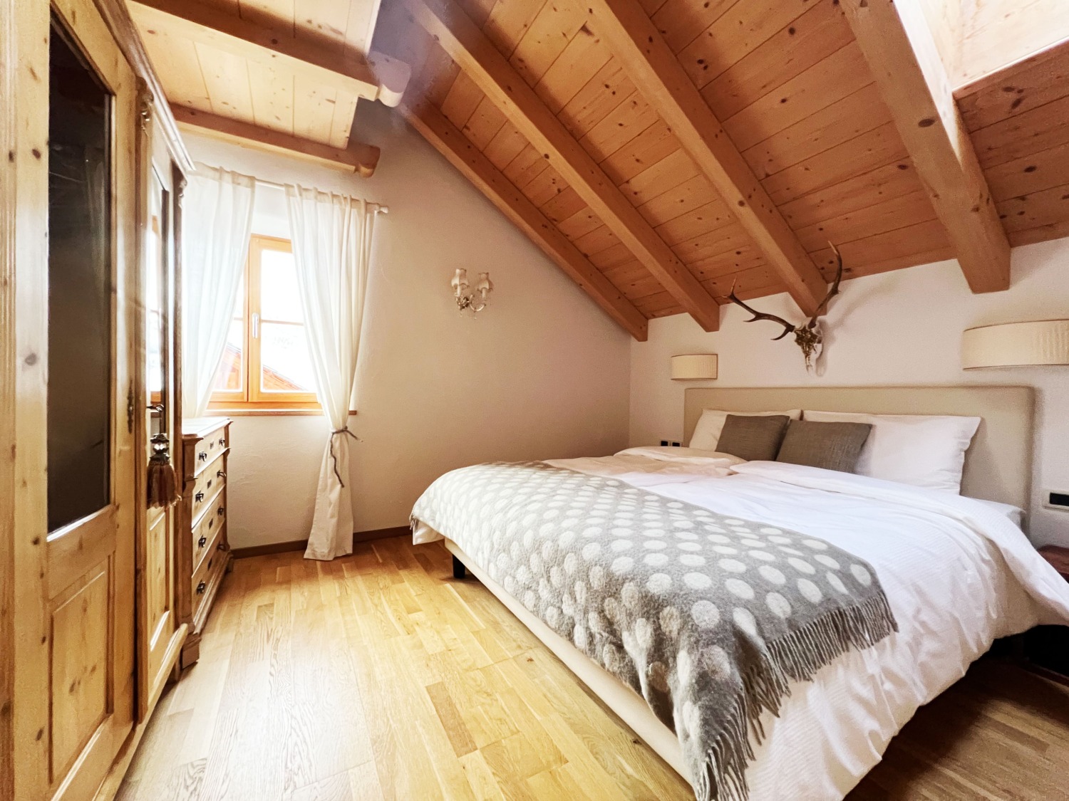 209_bedroom_side 2-min.jpg