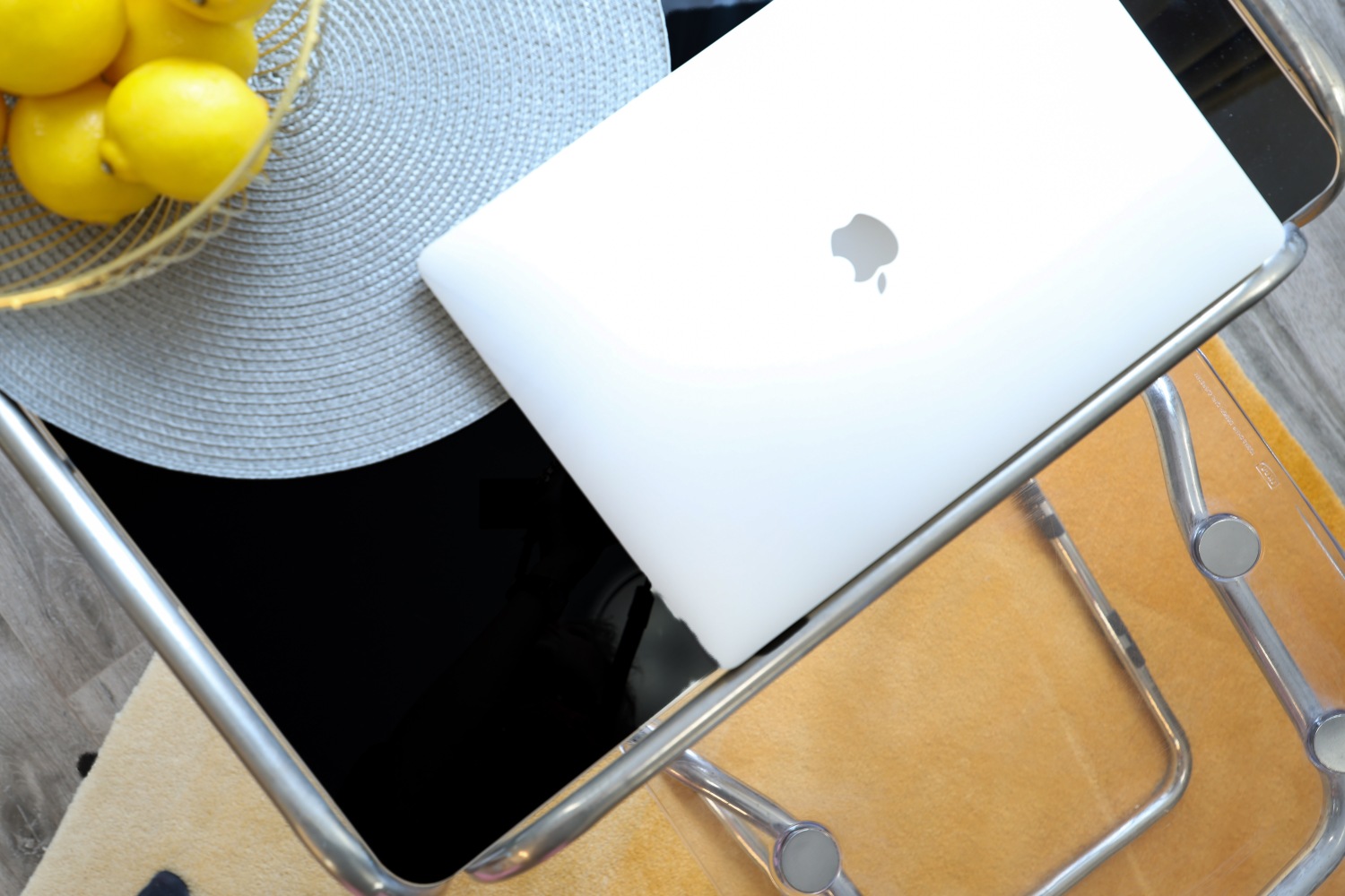 miejsce do pracy laptop.jpg