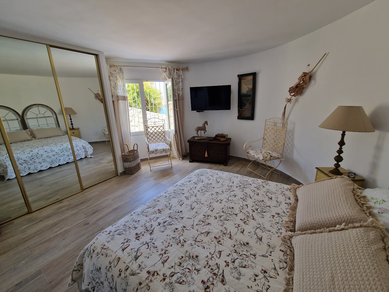 Downstairs bedroom 1.jpg