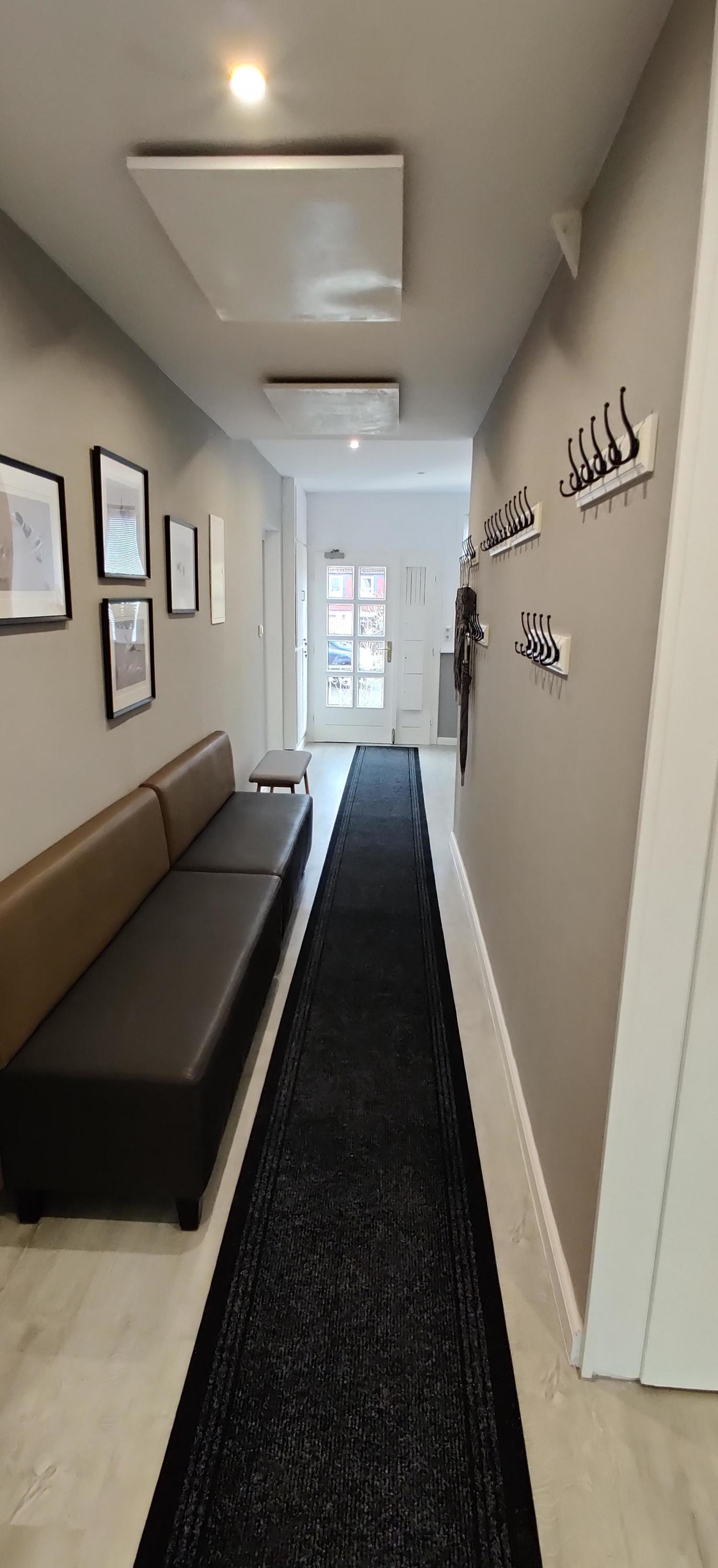 Flur EG mit Eingangstür.jpg