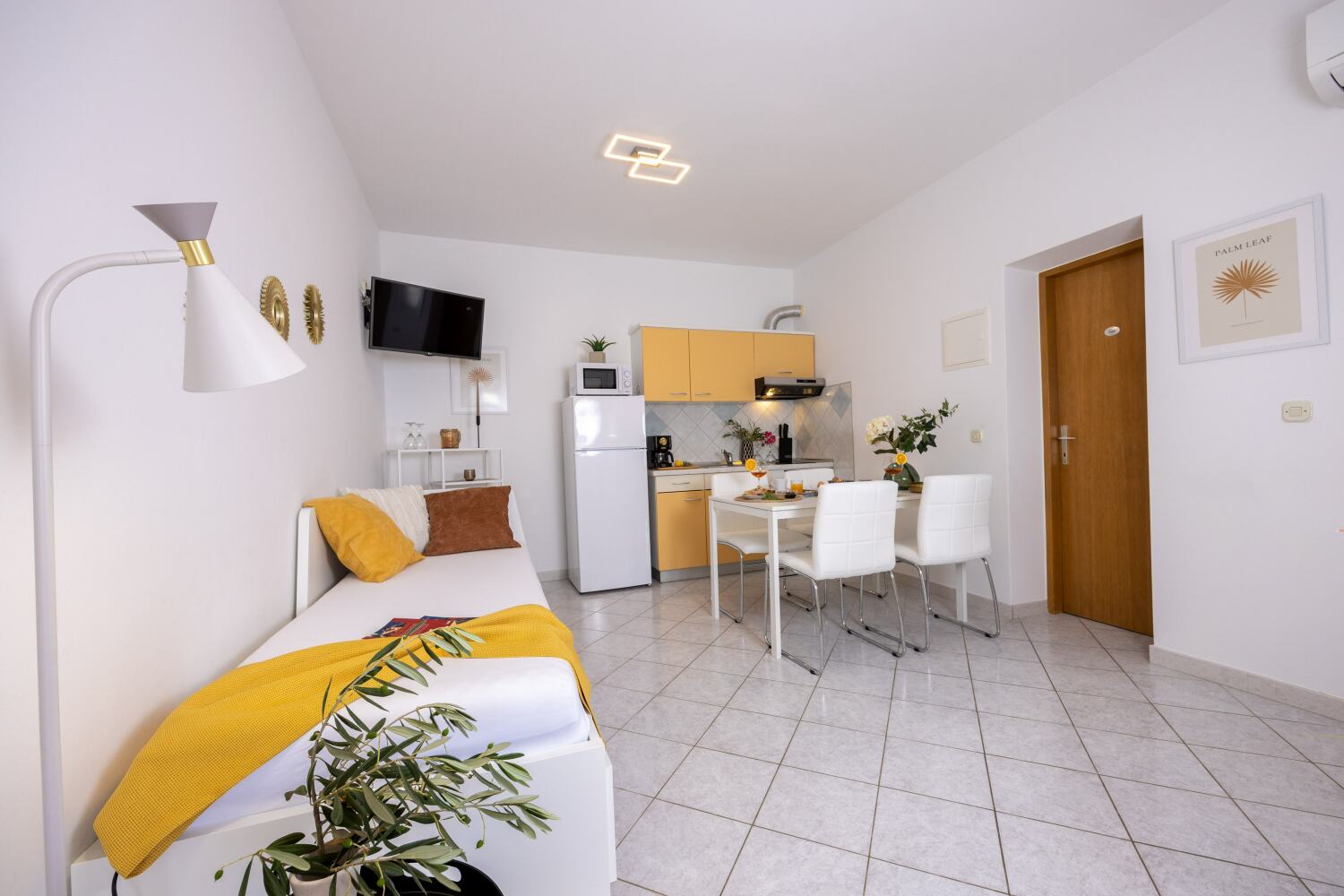 2_a22_interior1c - tiny800kb.jpg