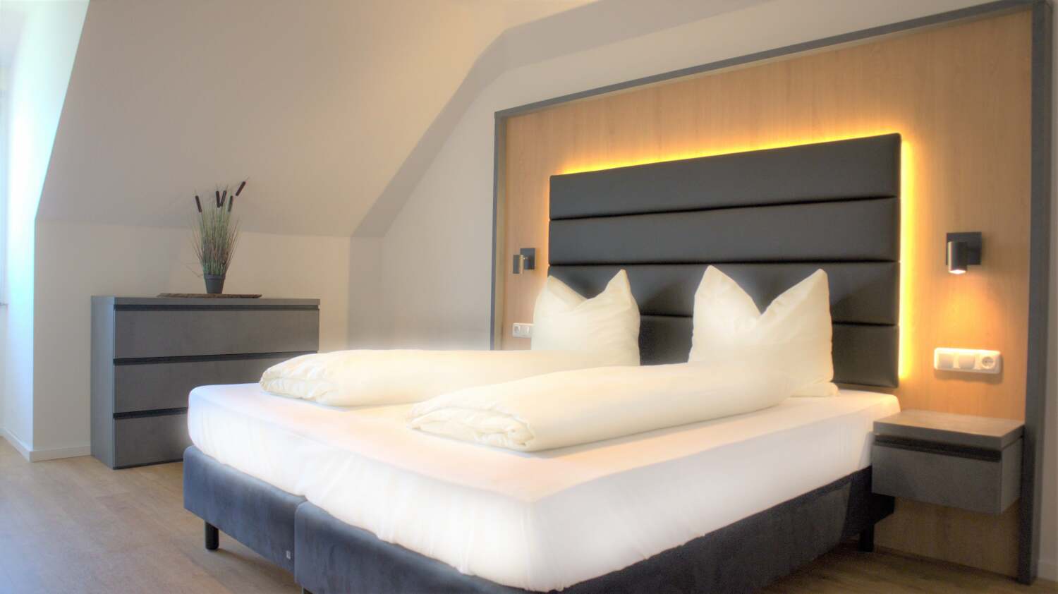 Schlafzimmer 09 Schatten dunkler-min.jpg