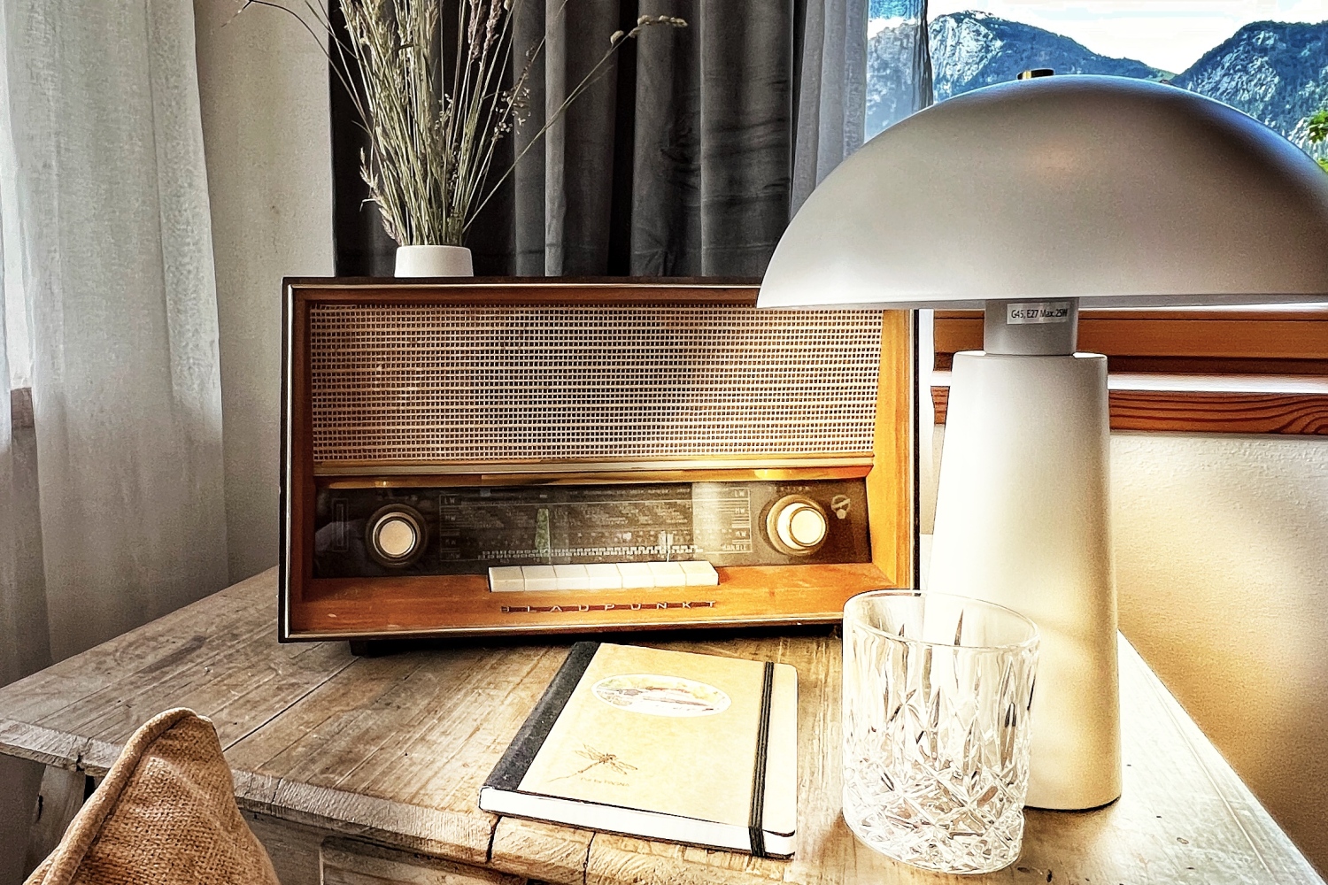 Altes funktionsfähiges Radio der Fewo Bachperle.JPG