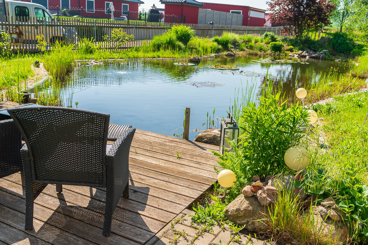 (7) Terasse am Fischteich mit Sitzmöbeln.jpg