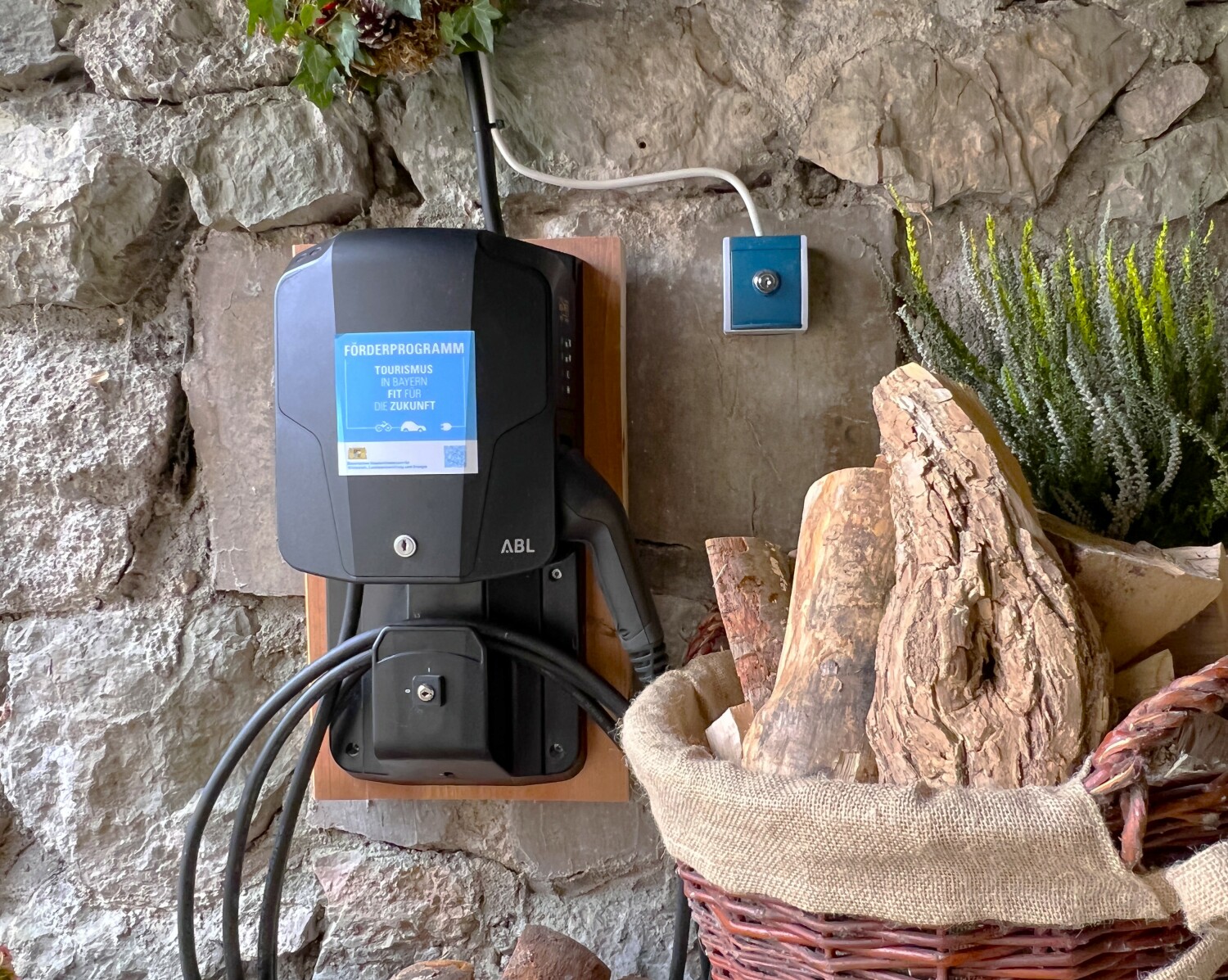 52000 unsere Wallbox, wir haben für Sie 2 E-Ladepunkte für ihre Urlaubsreise mit  E-Auto und 2 E-Bikes.JPG