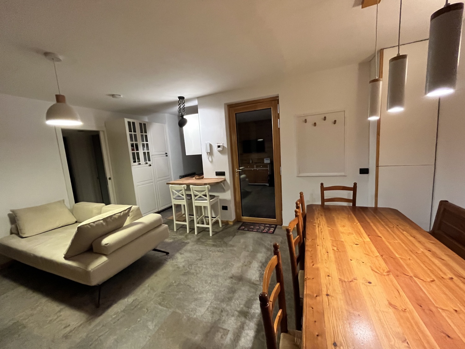 1. Salone Baitel-de-Sura.jpg