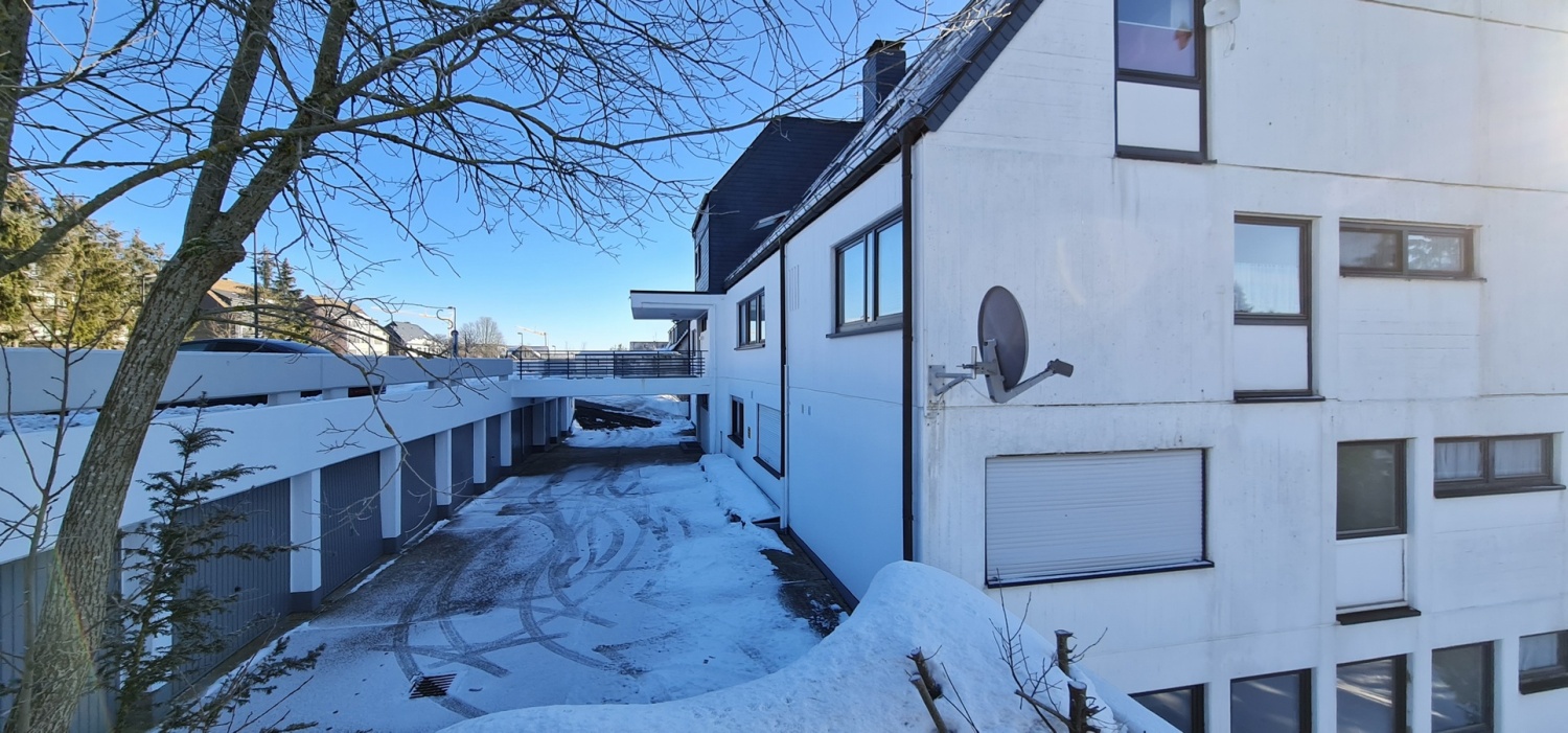 Haus mit Garagen.jpg