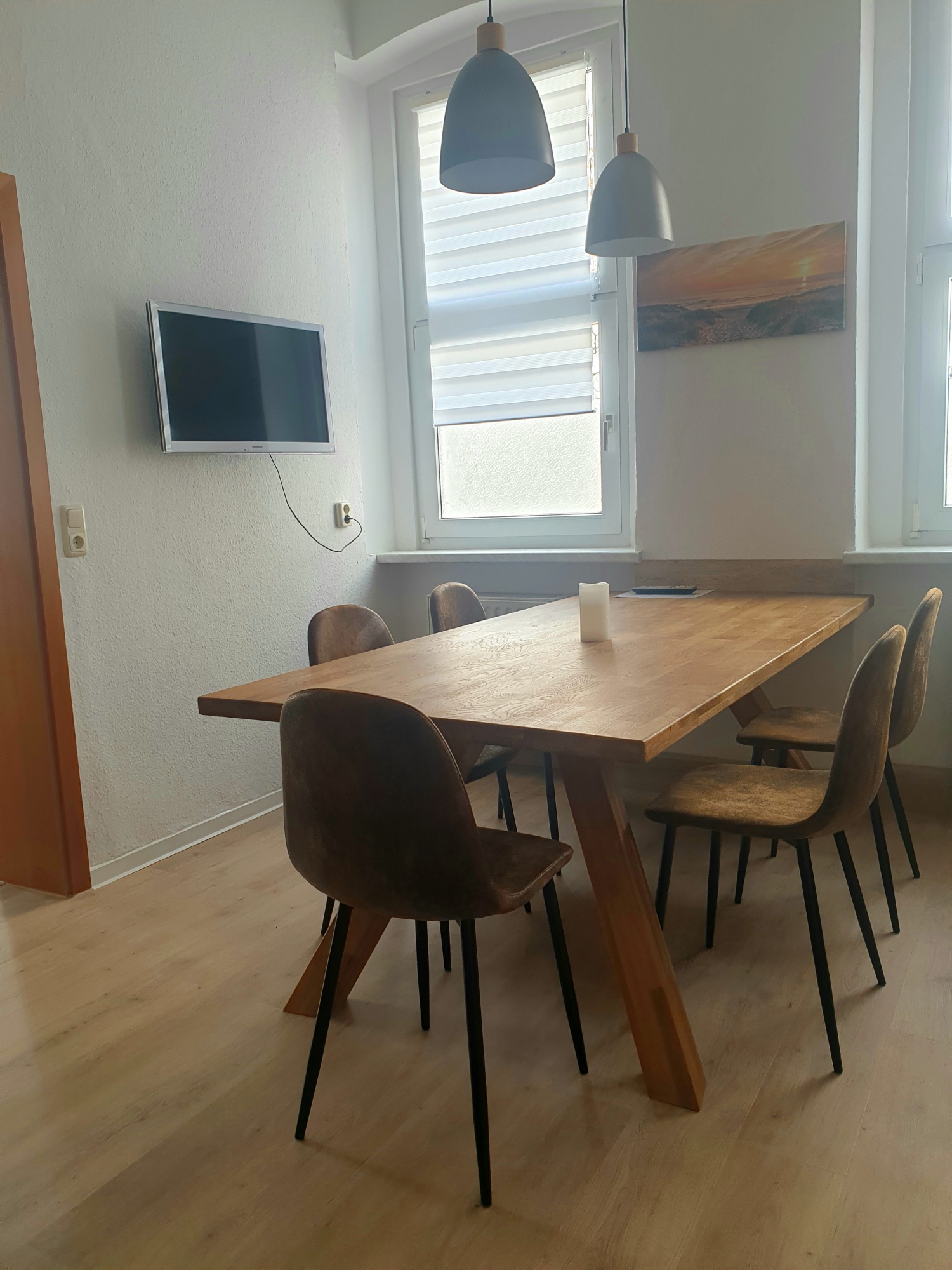 Essbereich mit TV.jpg