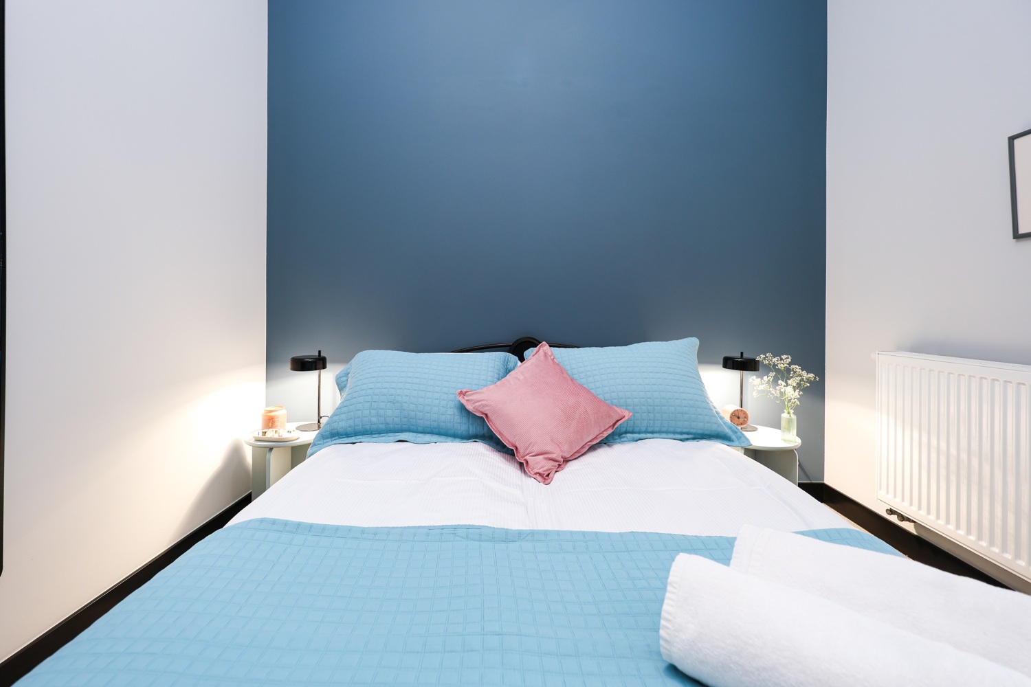 wygodne duże łożko airbnb twójgospodarz booking.jpg