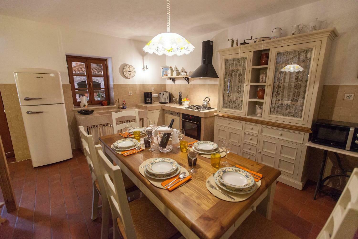 009-V.VALLIS Kitchen.jpg