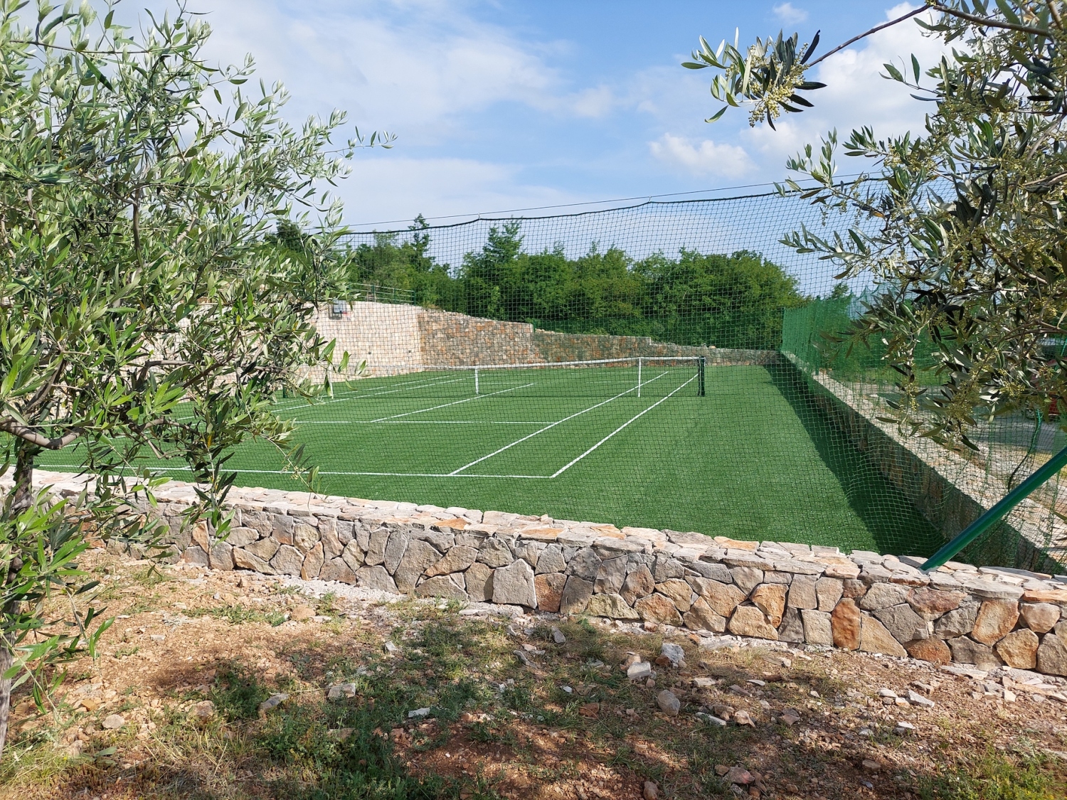 Tennisplatz bei Tag.jpg