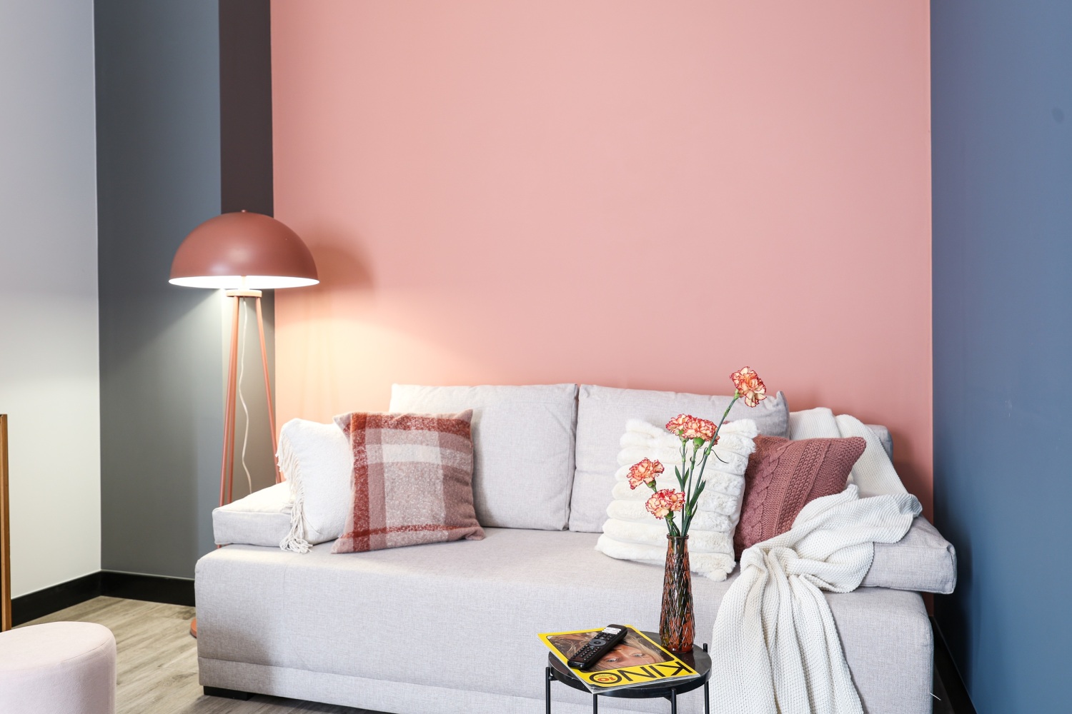 różowa ściana i miękka sofa   airbnb twójgospodarz booking.jpg