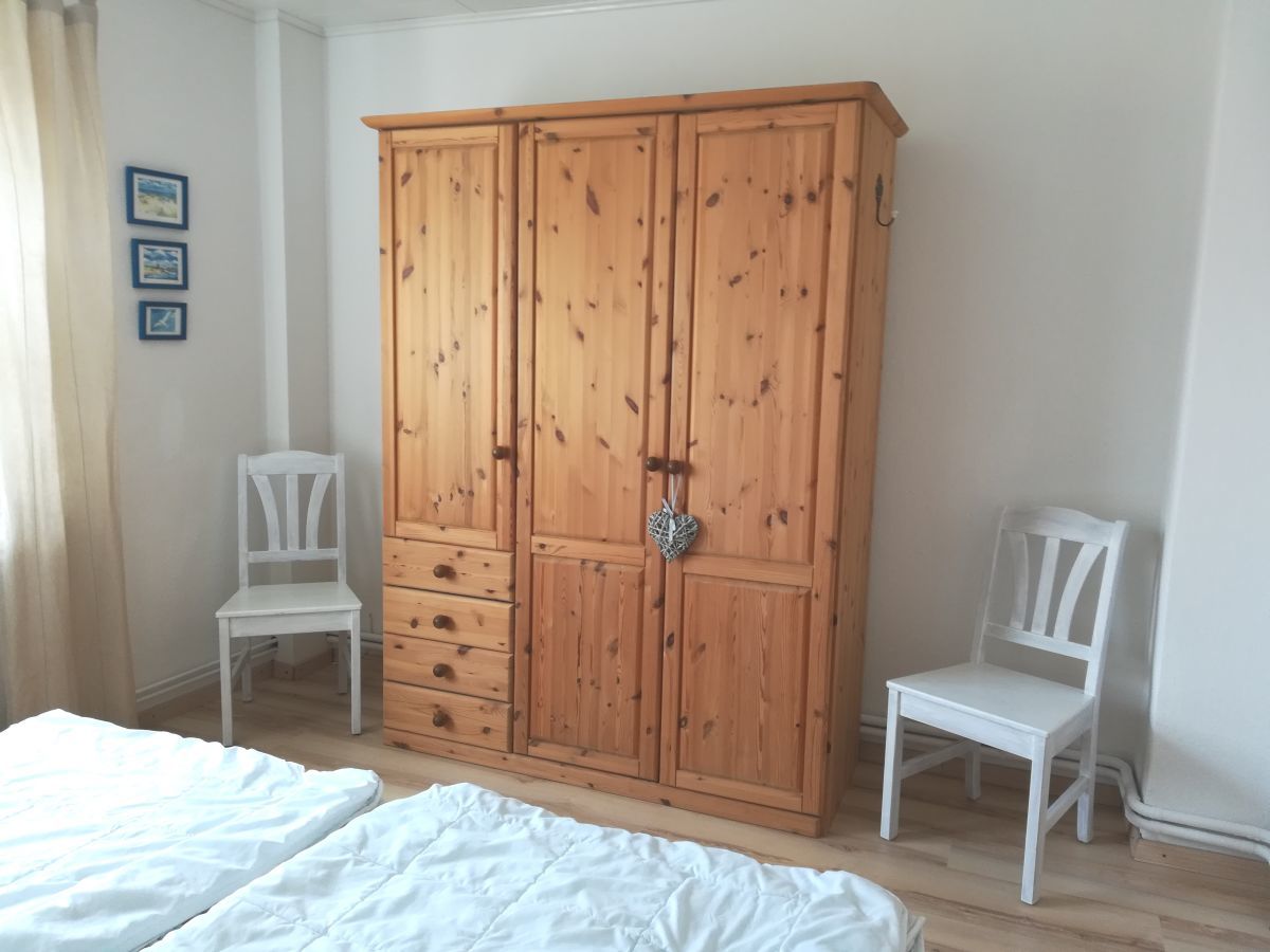 Schlafen 1 mit großem Kleiderschrank+Rollläden.jpg