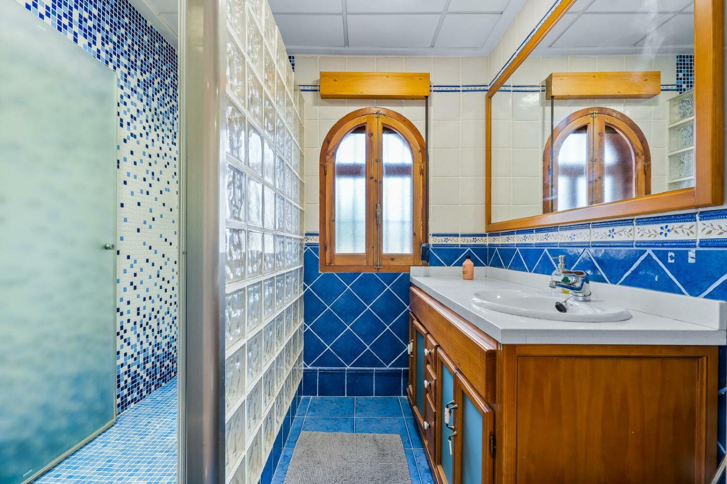 BAÑO AZUL SUITE DORM 1 (12).jpeg