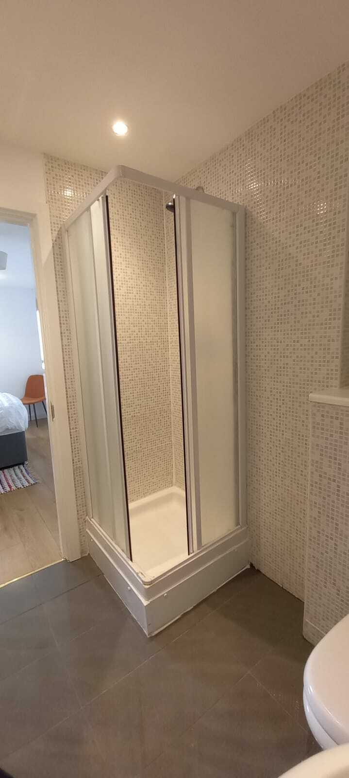 Shower in on-suite.jpg