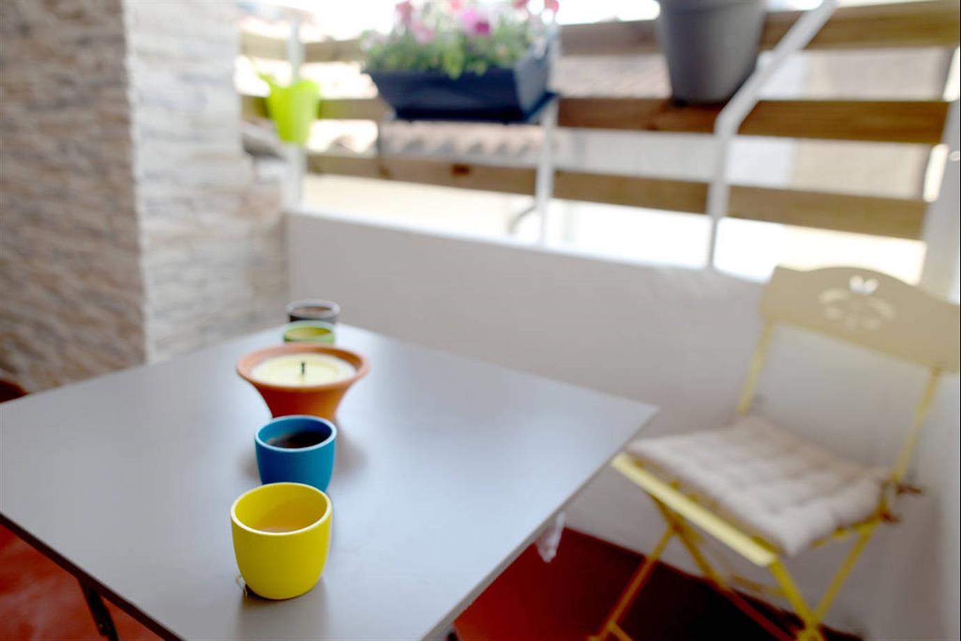 beziersapart beziers studio terrasse table ext.jpg