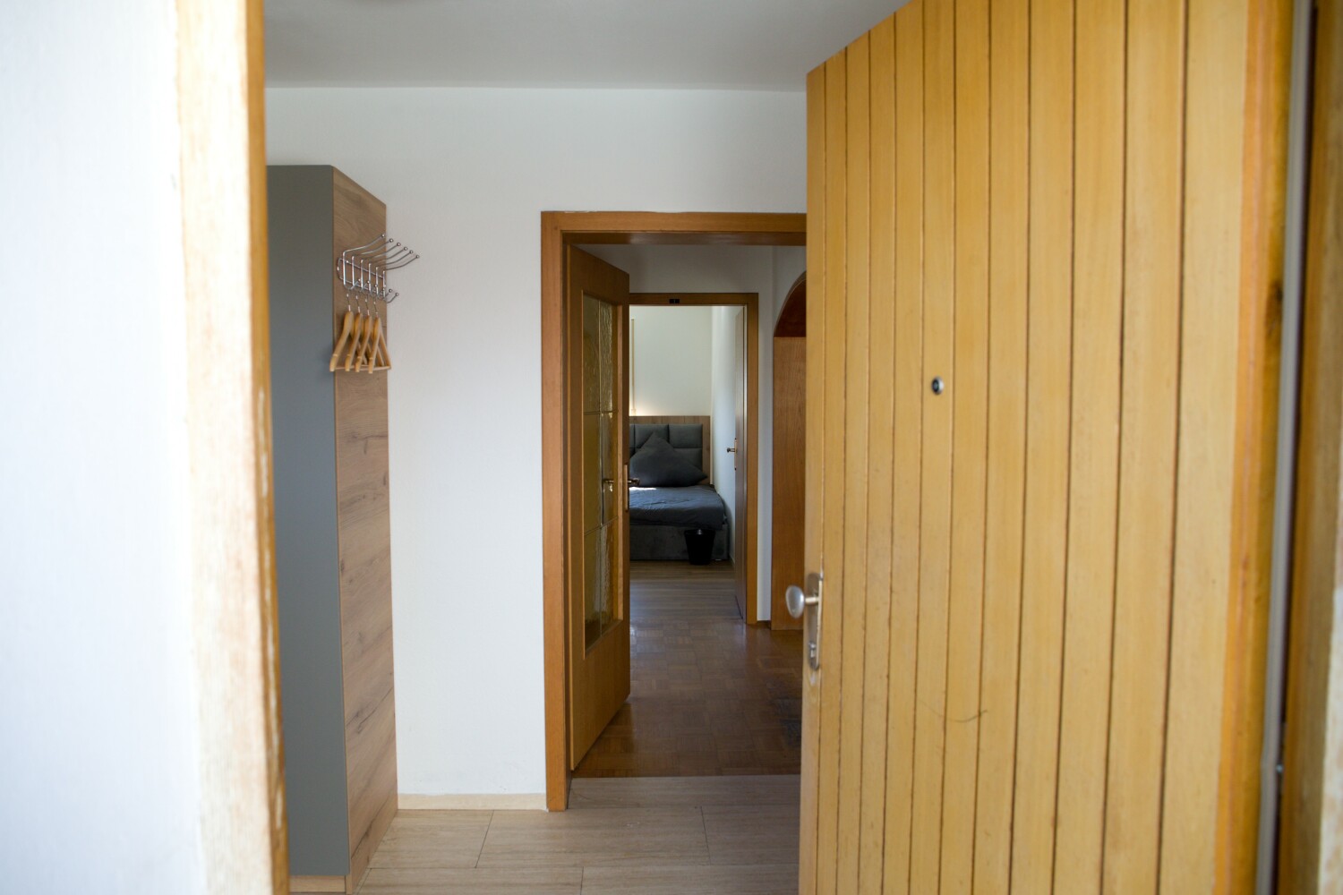 Blick in den Flur von Haustür WHG 1.jpg