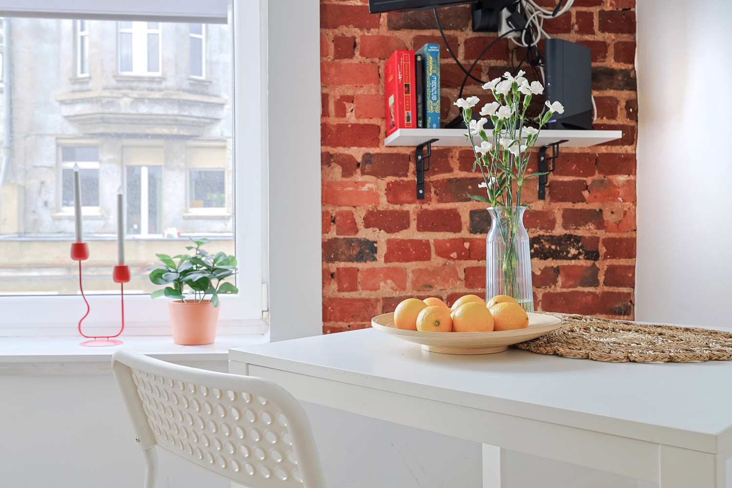 detal okno i stół nawrot 55 mieszkanie na wynajem Łódź.jpg