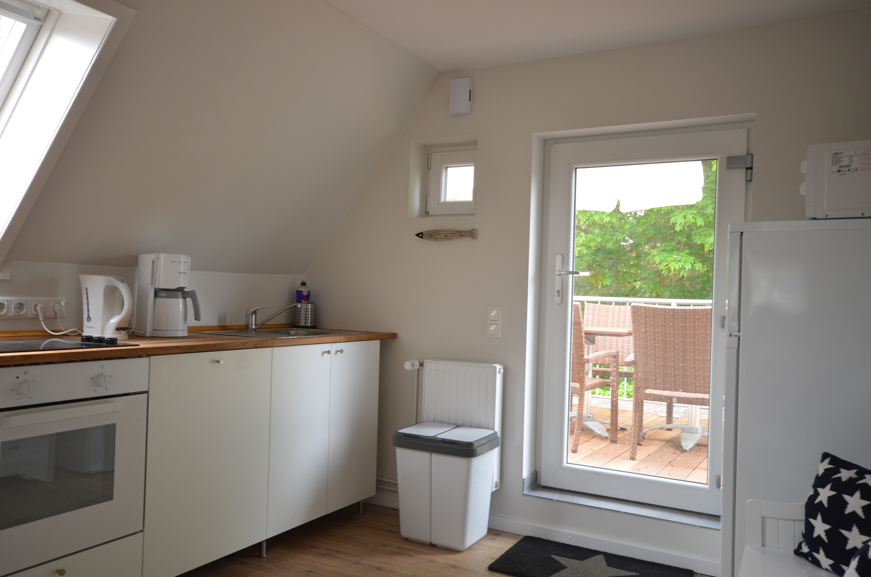 Küche und Eingangstür, Vorsicht Kopf einziehen.JPG