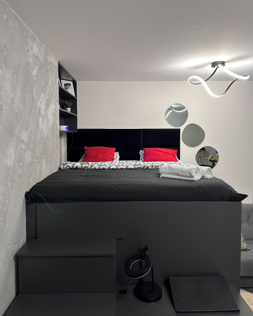 LOZKO I CZERWOINE PODUSZKI.jpg