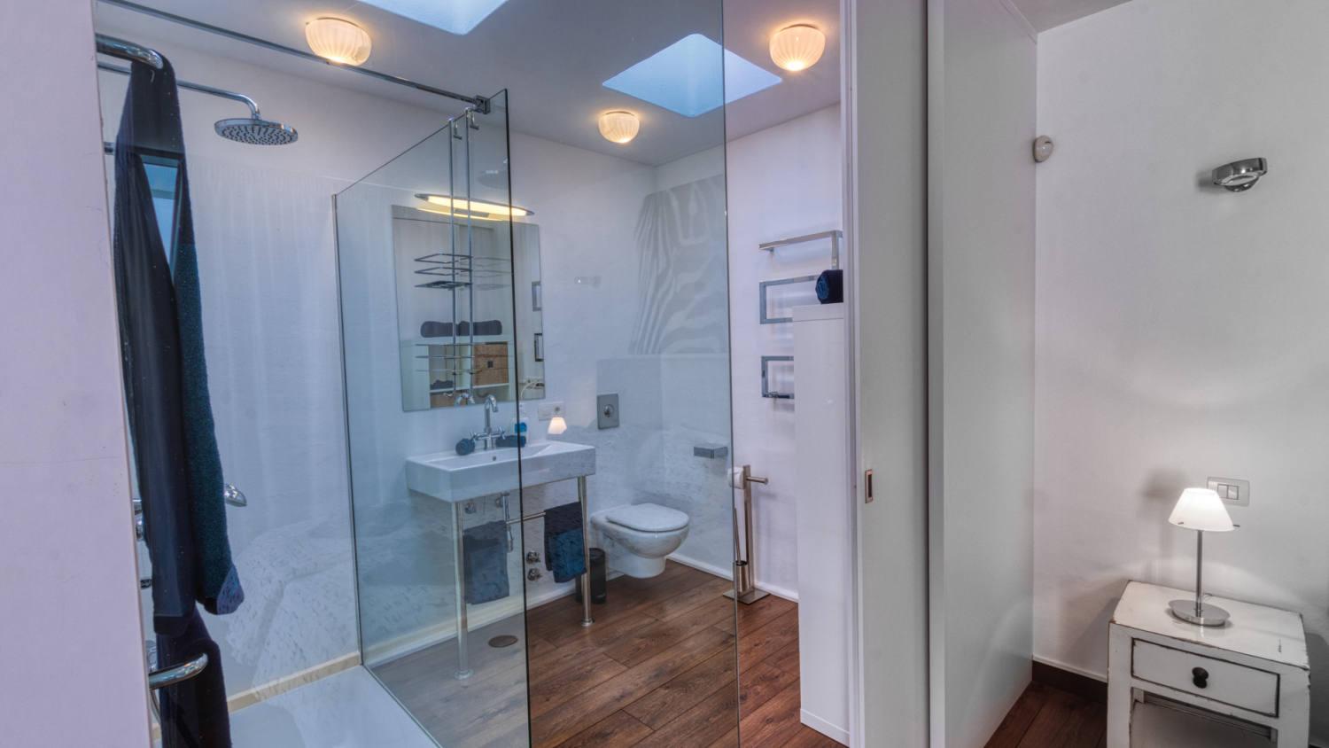 MASTER BATHROOM LESS 2MB.jpg