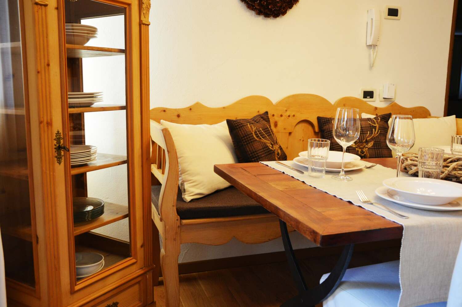 102_dining table-min.jpg