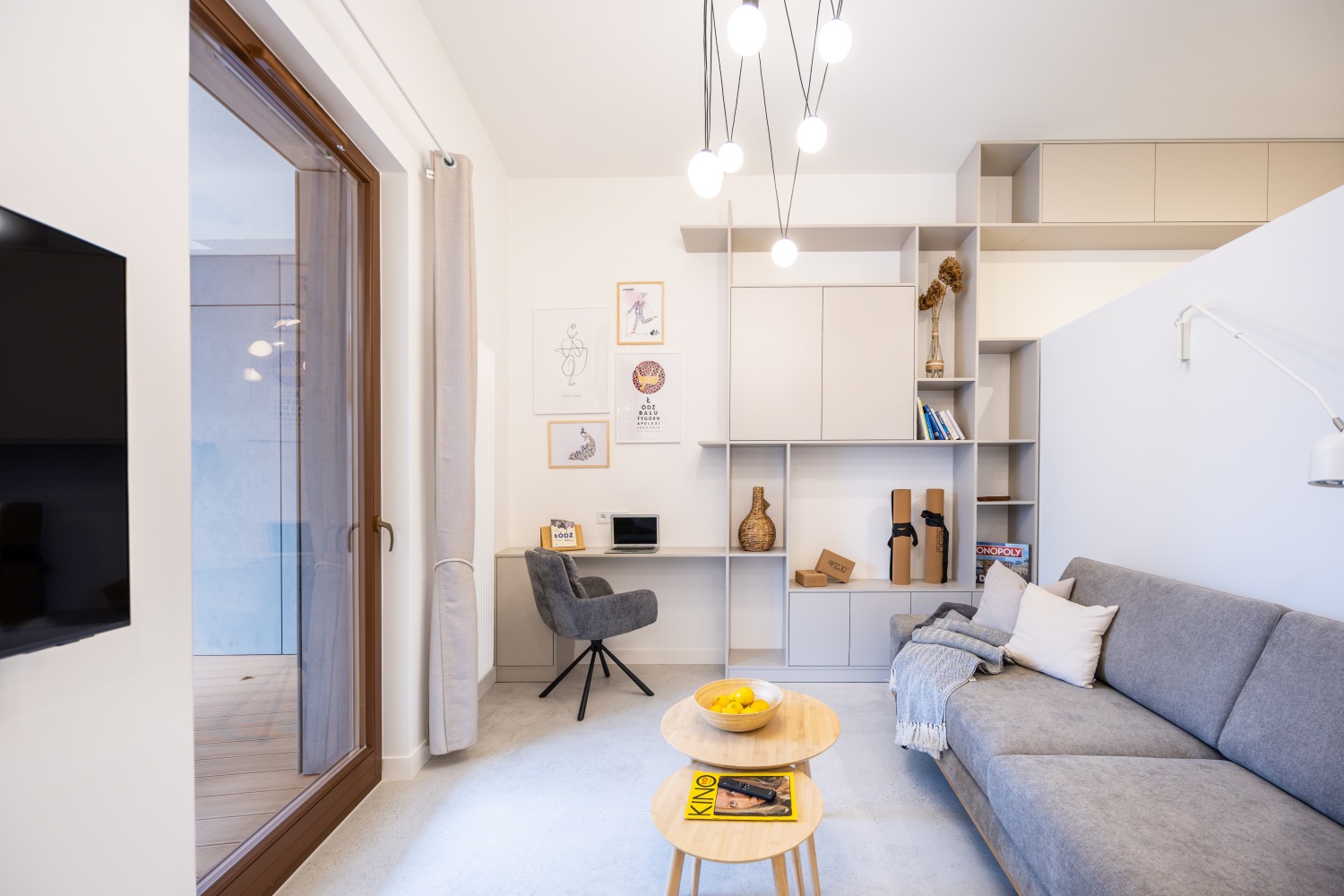 salon z rozkładaną kanapą z widokiem na park 3 maja Łódź przy Piotrkowskiej.jpg