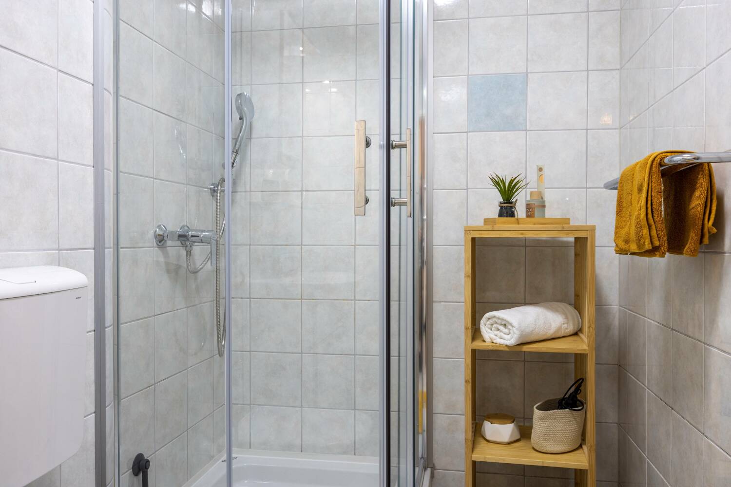 3_a22_bathroom5 - tiny800kb.jpg