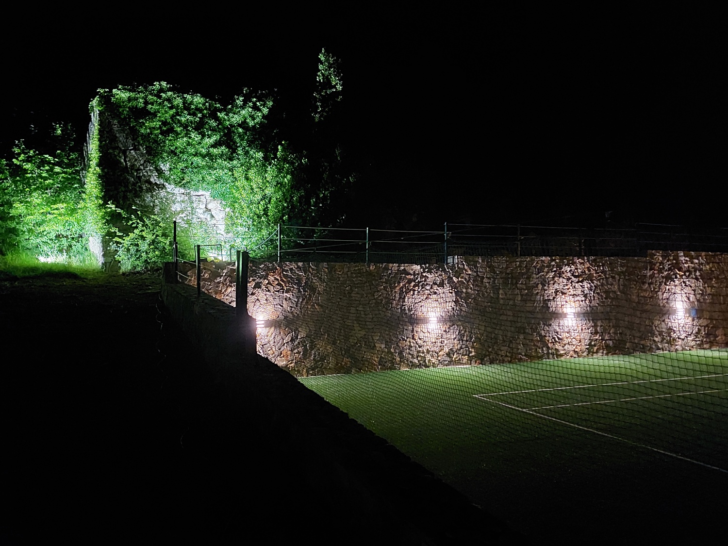 Tennisplatz beleuchtet mit Ruine.jpg