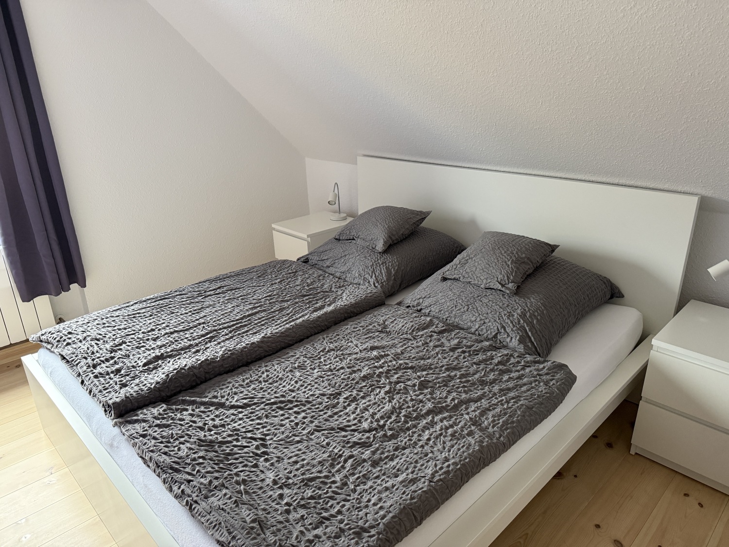 Schlafzimmer lila 1.JPG