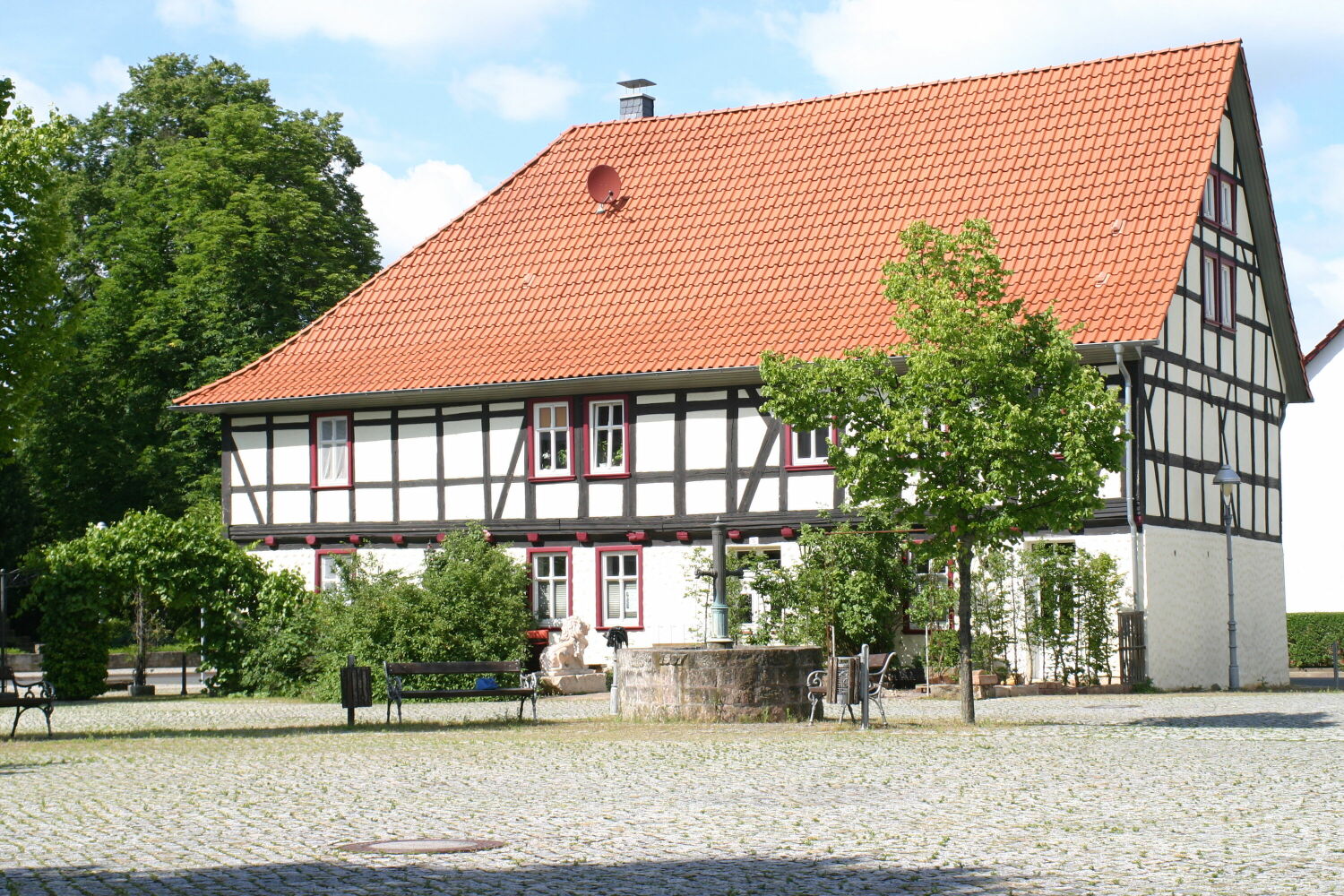 Aussenansicht , Eingangsbereich und Parkplatz.jpg