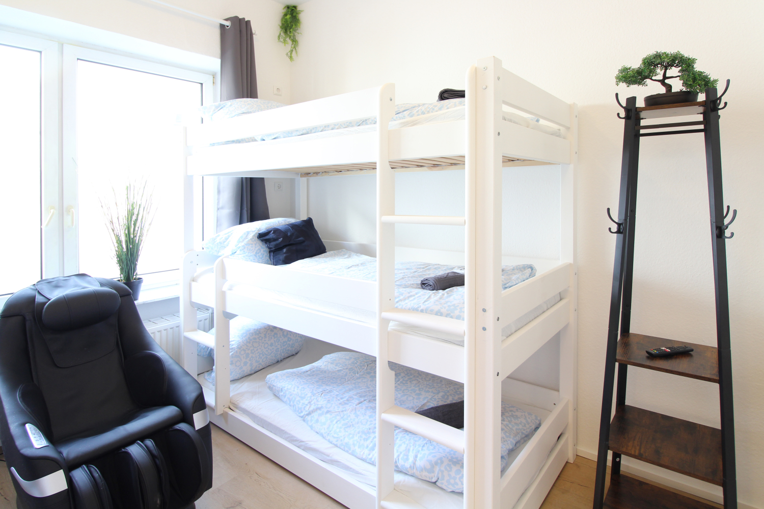 2025-11-15 - massage chair n bett n kleiderstaender_b.jpg