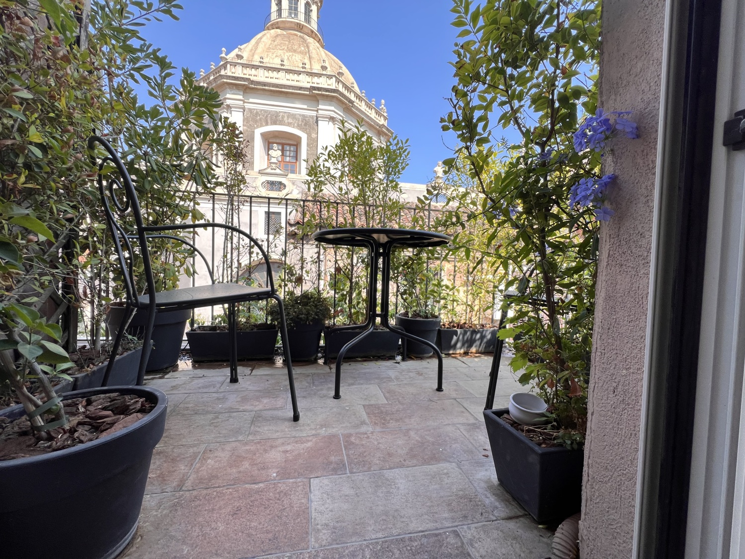 terrazzino con tavolo.jpeg