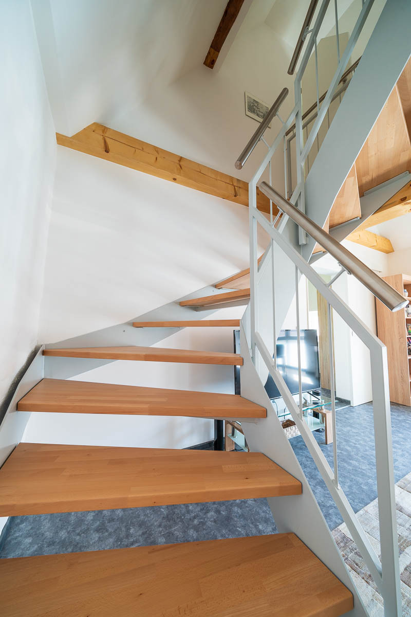 (1) Wohnzimmer, Treppe zur Galerieebene.jpg