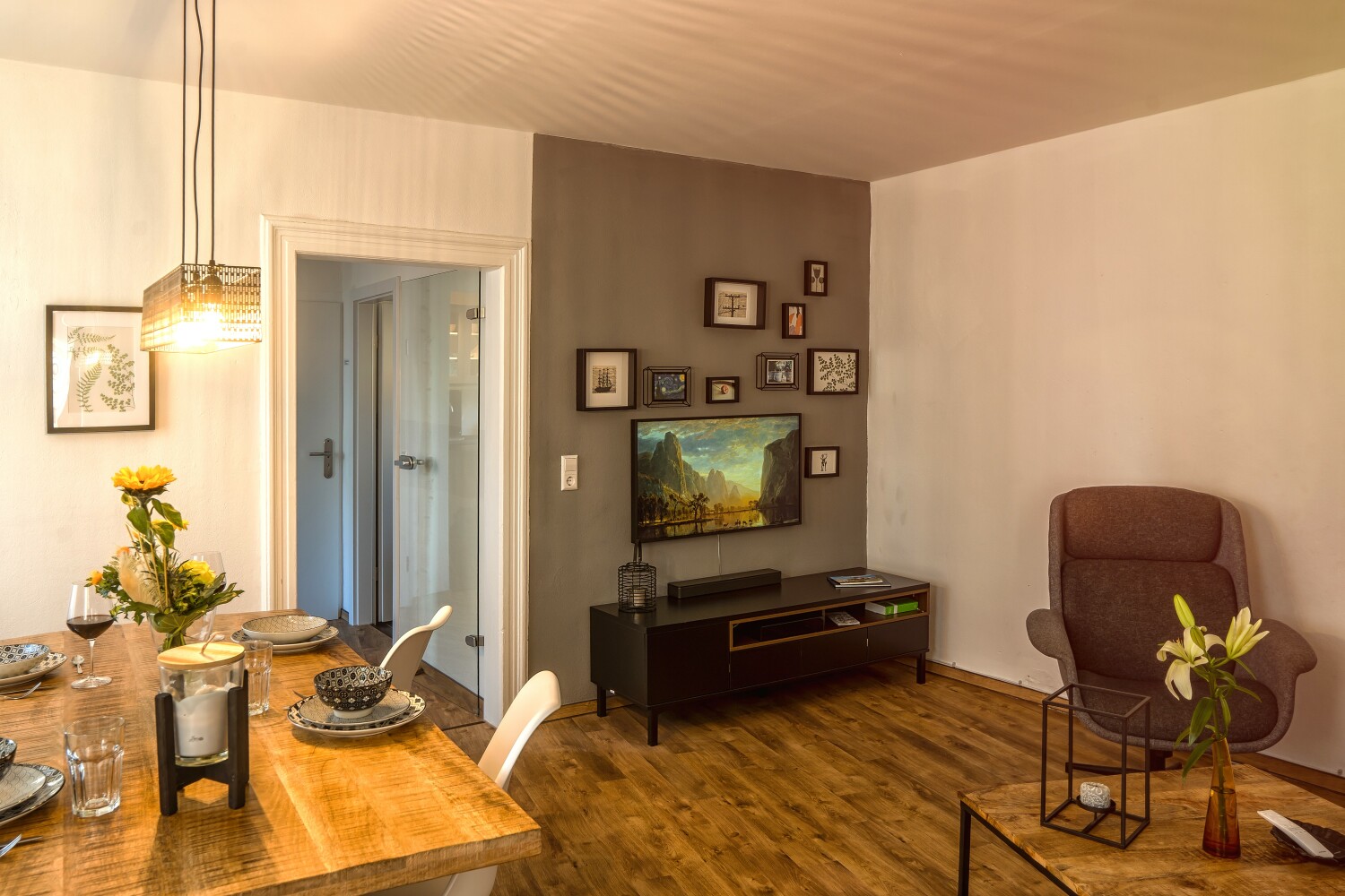 Wohnzimmer mit Smart TV.jpg